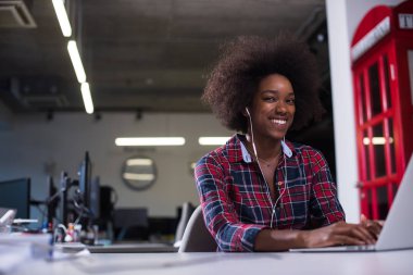modern ofis speeking telefon kulaklık üzerinden kadında