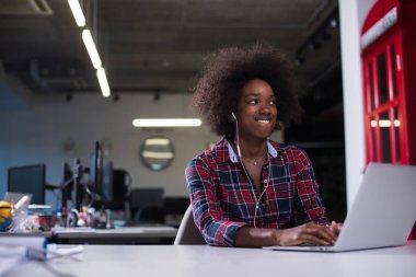  modern ofis speeking telefon kulaklık üzerinden kadında