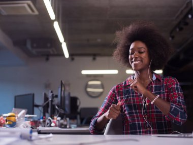 modern ofis speeking telefon kulaklık üzerinden kadında
