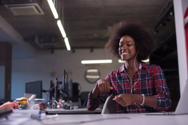 modern ofis speeking telefon kulaklık üzerinden kadında