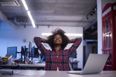 modern genç başarılı Afrikalı-Amerikalı kadın 