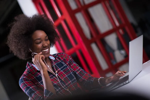 modern ofis speeking telefon kulaklık üzerinden kadında
