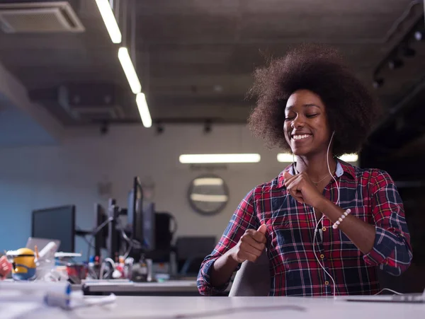 modern ofis speeking telefon kulaklık üzerinden kadında