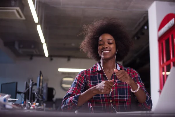  modern ofis speeking telefon kulaklık üzerinden kadında