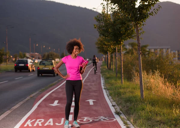 Giovane donna afroamericana correre all'aperto — Foto Stock