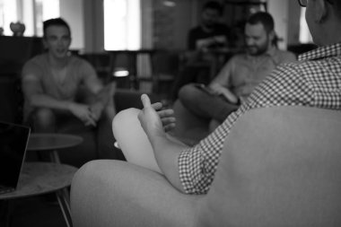 modern ofiste çalışırken erkek elinde yakın çekim