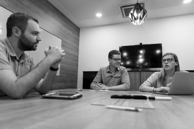 Günlük takım toplantısı ve beyin fırtınası.