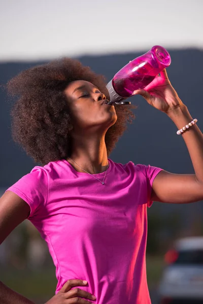 Joven mujer afroamericana corriendo al aire libre — Foto de Stock