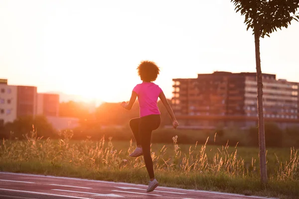 屋外ジョギング若いアフリカ系アメリカ人の女性 — ストック写真