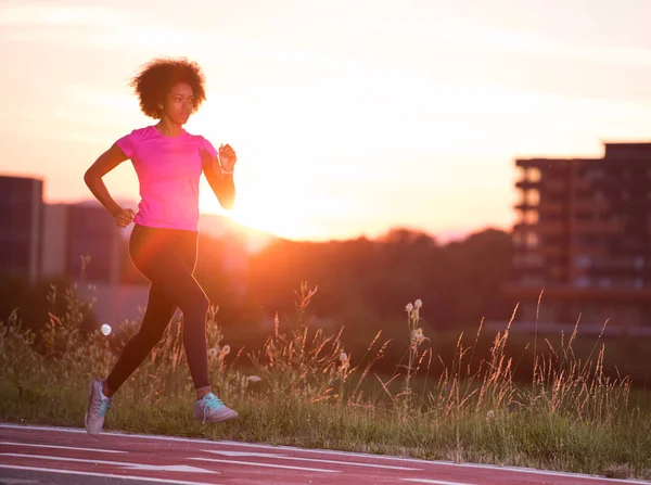 Młoda kobieta African American jogging na zewnątrz — Zdjęcie stockowe