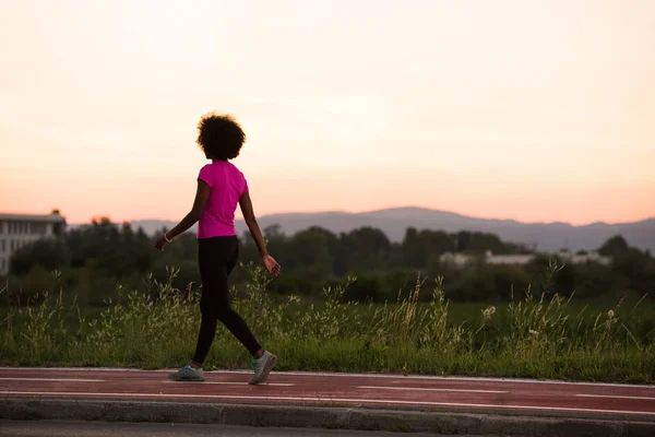 Una joven afroamericana corriendo al aire libre — Foto de Stock