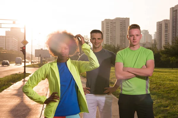 Retrato multiétnico grupo de pessoas no jogging — Fotografia de Stock