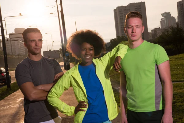 Retrato multiétnico grupo de pessoas no jogging — Fotografia de Stock