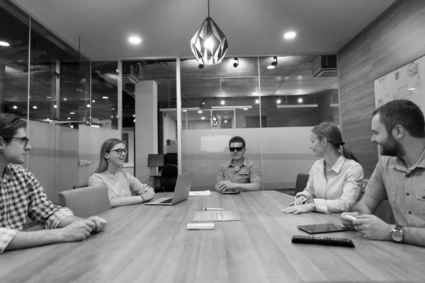 Стартап бізнес-команда на зустрічі — стокове фото