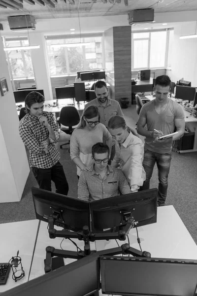 Startup business people group trabalhando em equipe para encontrar solução — Fotografia de Stock