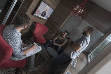 iş insanlar grubu katılıyor video konferans görüşmesi başlatmak