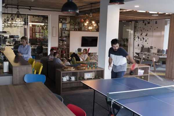 Jugar ping pong tenis en el espacio de oficina creativa —  Fotos de Stock