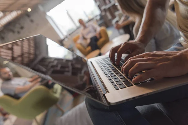 Közelről a férfi kezét, miközben dolgozik a laptop — Stock Fotó