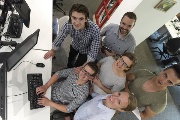 Start-up gruppo di persone che lavorano come team per trovare una soluzione — Foto Stock
