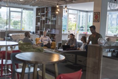 Takım toplantısı ve beyin fırtınası.