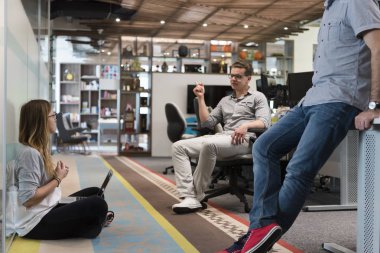 Günlük takım toplantısı ve beyin fırtınası.