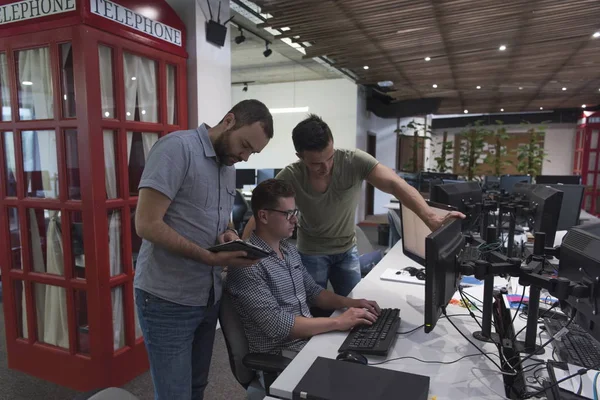 Startup business people group trabalhando em equipe para encontrar solução — Fotografia de Stock