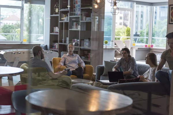 Reunión de equipo y lluvia de ideas — Foto de Stock