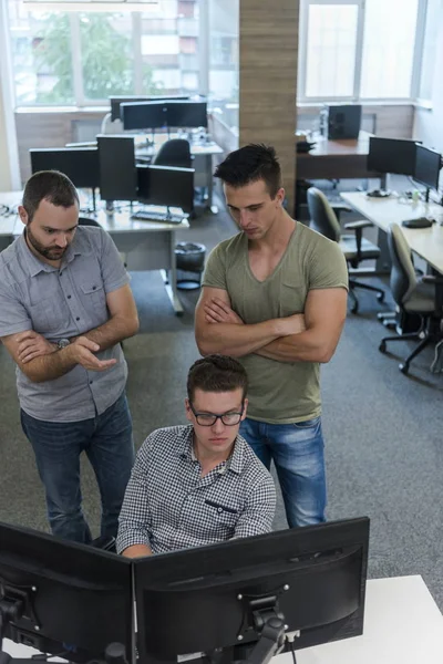 Startupföretag grupp arbetar som team för att hitta en lösning — Stockfoto