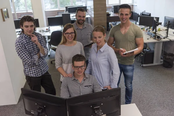 Grupo de jóvenes emprendedores en pie como equipo — Foto de Stock