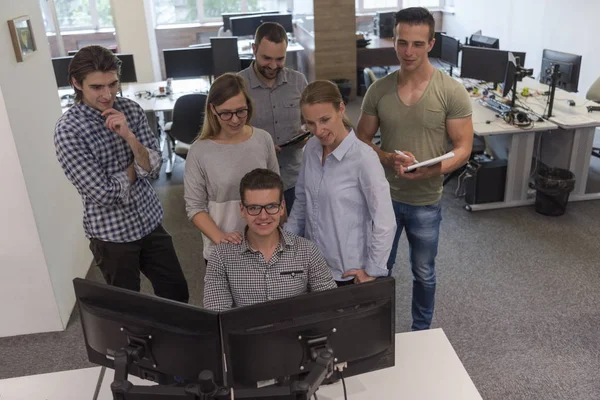 Gruppen av unga start företagare står som team — Stockfoto