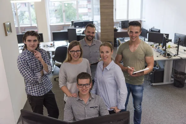 Grupo de jovens empresários startup pé como equipe — Fotografia de Stock