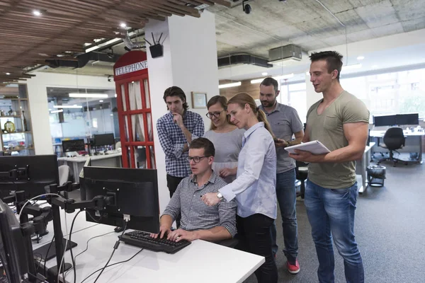 Startup business people group trabalhando em equipe para encontrar solução — Fotografia de Stock