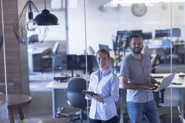 Geschäftspaar im Büro — Stockfoto