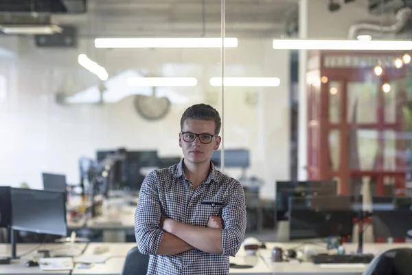 Uomo d'affari in ufficio moderno — Foto Stock