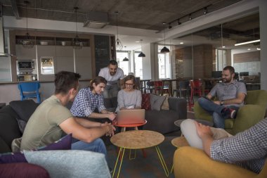 Takım toplantısı ve beyin fırtınası.