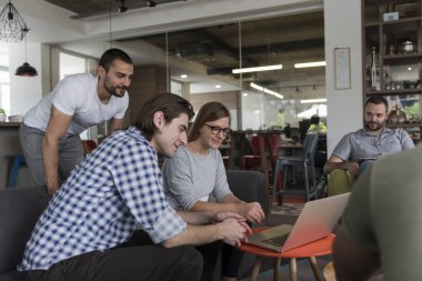 Takım toplantısı ve beyin fırtınası.