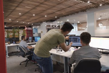 Girişimci iş adamları grubu çözüm bulmak için takım olarak çalışıyor