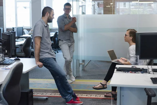 Alledaagse teamvergadering en brainstormen — Stockfoto