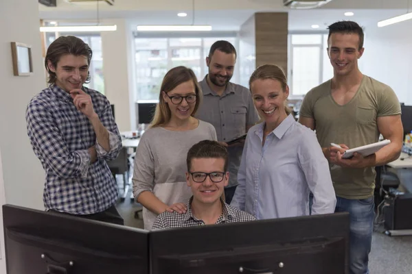 Groep van jonge opstarten bedrijfsmensen staan als team — Stockfoto