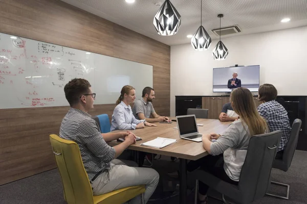 Equipe de negócios de inicialização em reunião no escritório moderno — Fotografia de Stock