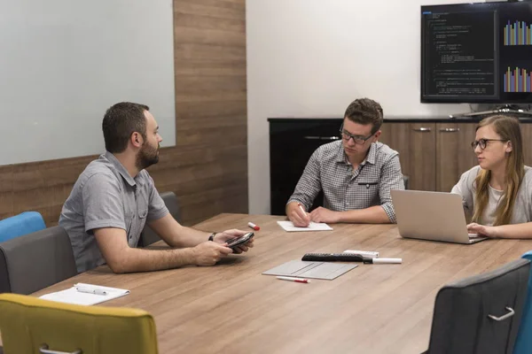 Equipe de negócios de inicialização na reunião — Fotografia de Stock