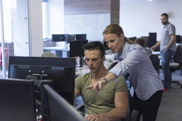 Couple d'affaires au bureau — Photo