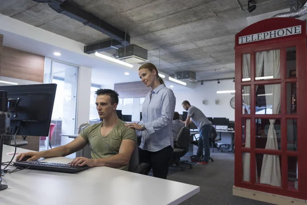 Geschäftspaar im Büro — Stockfoto