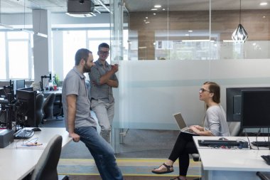 Günlük takım toplantısı ve beyin fırtınası.