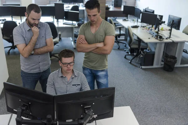 Start-up-Gruppe arbeitet als Team an Lösung — Stockfoto