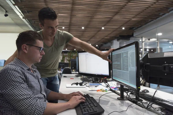 Start-up-Gruppe arbeitet als Team an Lösung — Stockfoto