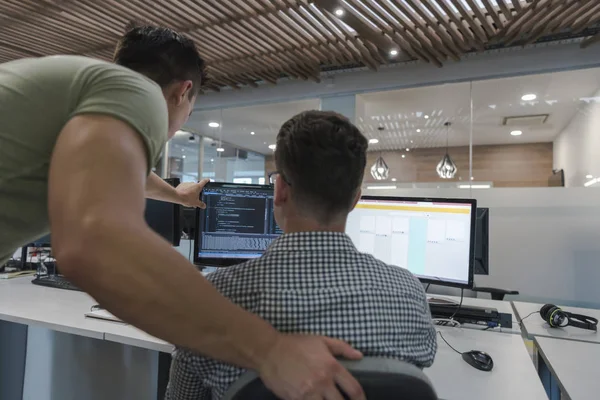 Start-up-Gruppe arbeitet als Team an Lösung — Stockfoto