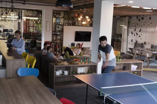 Jugar ping pong tenis en el espacio de oficina creativa —  Fotos de Stock
