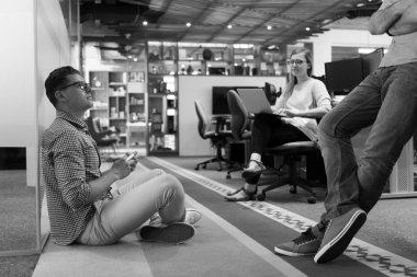 Günlük takım toplantısı ve beyin fırtınası.