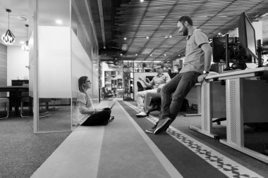 Günlük takım toplantısı ve beyin fırtınası.